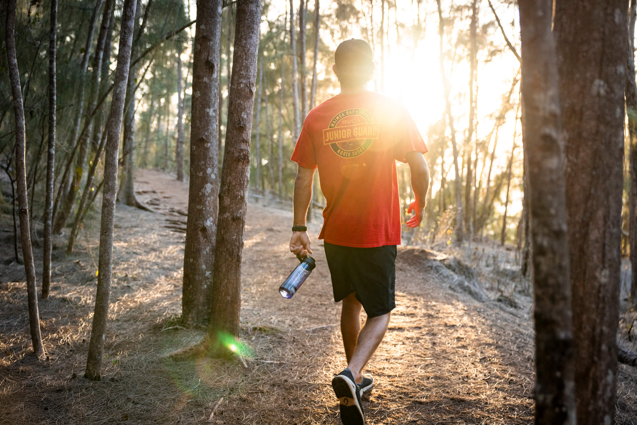 Outdoor zomerkleding: Man in bos in korte broek en shirt, met een Yetifles